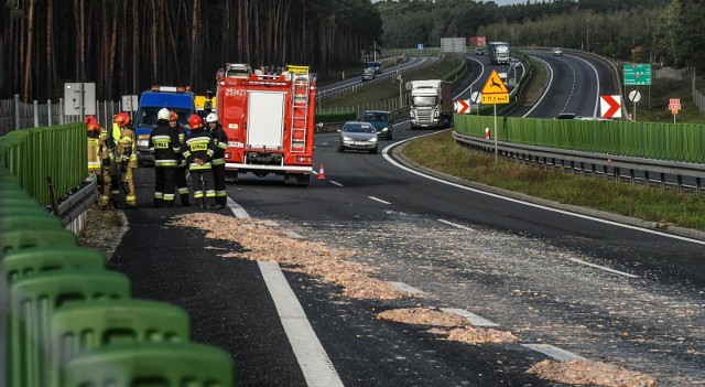 W piątek rano strażacy z Bydgoszczy oraz z OSP Brzoza zostali wysłani do nietypowego zgłoszenia. Na węźle w Stryszku pod Bydgoszczą (DK 10 i DK 25) z ciężarowego auta na jezdnię wylały się wnętrzności zwierząt.➤ WIĘCEJ ZDJĘĆ Z MIEJSCA ZDARZENIA NA NASTĘPNYCH STRONACH. ➤ Jak poinformował nas kpt. Karol Smarz, rzecznik prasowy Komendy Miejskiej Państwowej Straży Pożarnej w Bydgoszczy do zdarzenia doszło w piątek tuż przed godziną 8 rano. Na jezdnię z pojazdu ciężarowego wylały się wnętrzności zwierząt. - Na miejsce wysłane zostały dwa zastępy straży, jeden ze Szkoły Podoficerskiej PSP w Bydgoszczy, drugi z OSP Brzoza - informuje rzecznik.Z informacji, jakie uzyskaliśmy, do zdarzenia doszło w momencie mocnego hamowania. W miejscu zdarzenia (trasa S10) występują utrudnienia, ale droga jest przejezdna. Trwa sprzątanie. Prognoza pogody: Kujawsko-Pomorskie (4-10 października 2019)