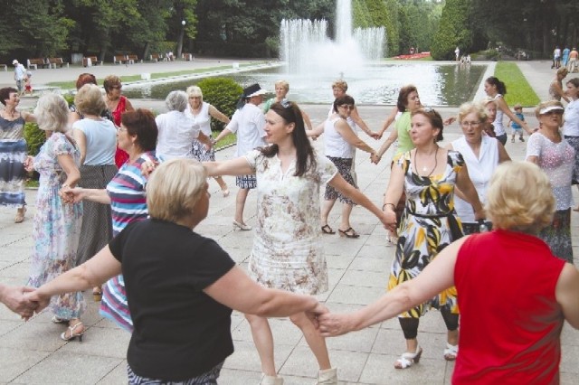 Pięćdziesięciolatki tańczą przy fontannie na Plantach