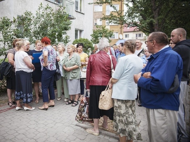 We wtorek w proteście wzięło udział kilka położnych i kilkunastu mieszkańców Pińczowa.