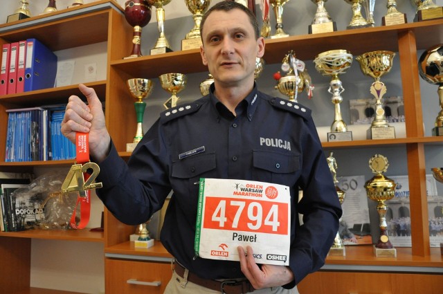 - Mam 42 lata i przebiegłem 42 kilometry maratonu - mówi komendant Paweł Kolczyk.