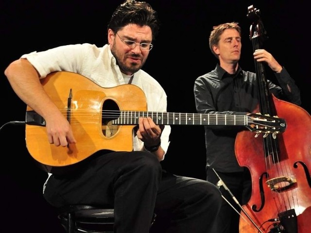 Joscho Stephan (na pierwszym planie) to prawdziwy wirtuoz gitary klasycznej. W środowy wieczór Niemiec zagrał ze swoim zespołem w Tarnobrzeskim Domu Kultury.