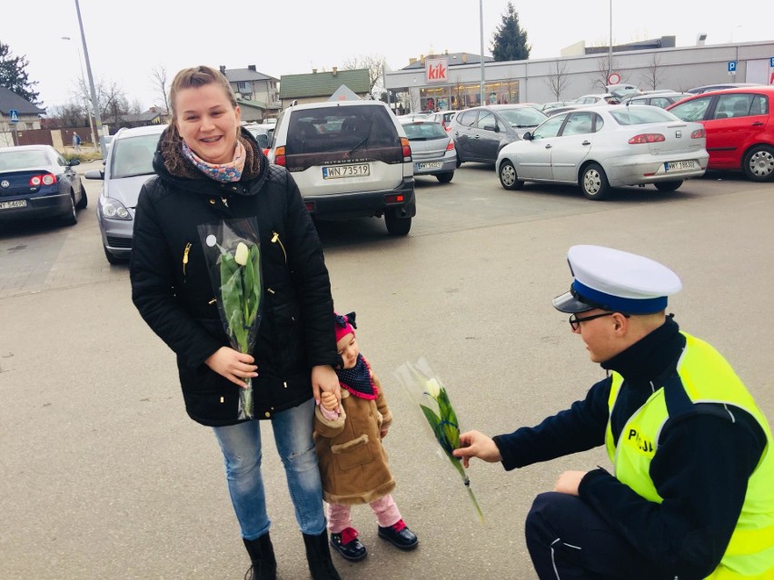 Policjanci rozdawali paniom kwiatki i... odblaski [ZDJĘCIA]