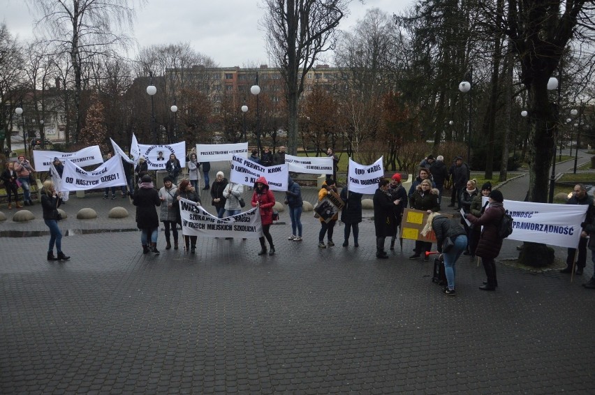 W Miastku protestowali rodzice gminnych szkół (12.02.2020) Domagają się, by ich szkoły działały w pełnym wymiarze