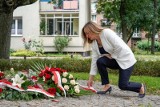 Gdańsk: Kwiaty od miasta i ukraińskiej dyplomacji w rocznicę Rzezi Wołyńskiej pod pomnikiem upamiętniającym zbrodnię OUN-UPA na Polakach