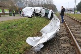 Zderzenie pociągu z samochodem w Papowie-Osiekach. Wypadek na niestrzeżonym przejeździe [ZDJĘCIA]