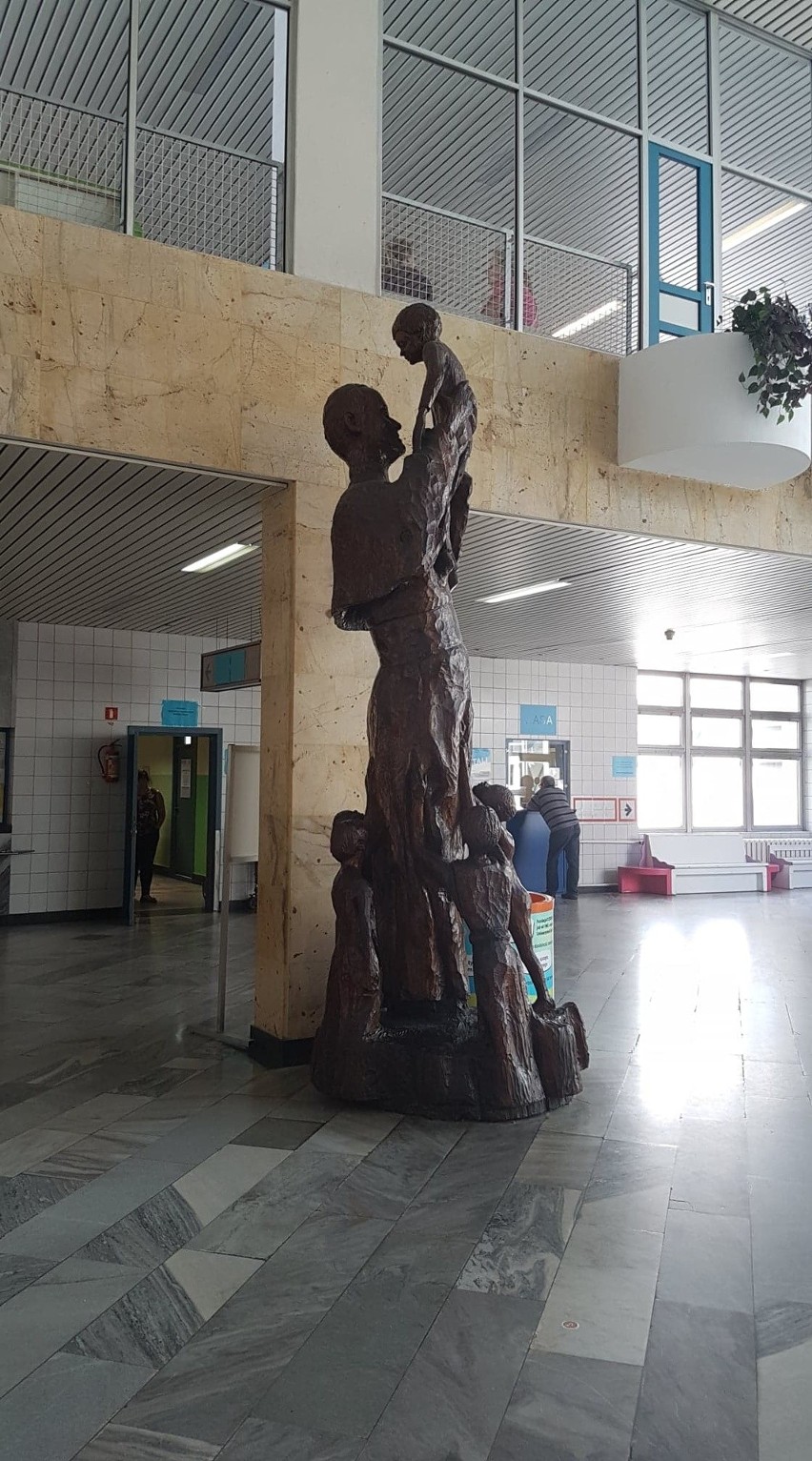 Pomnik Jana Pawła II w Uniwersyteckim Szpitalu Dziecięcym. Nie wszystkim się podoba