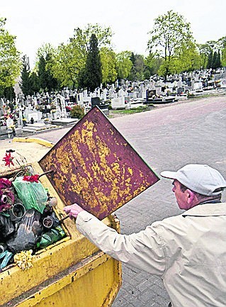 Do kontenerów przy cmentarzach trafiają zmieszane śmieci