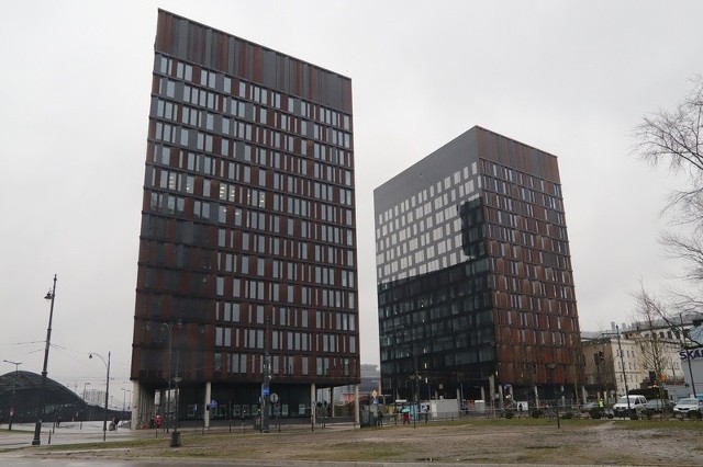 Brama Miasta będzie wejściem do powstającego Nowego Centrum Łodzi. Budynek północny (z lewej) jest już gotowy, w południowym trwają jeszcze prace wewnątrz. Ma być oddany do użytku najpóźniej w połowie roku.