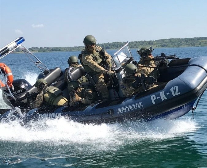 Policyjny kontrterroryści na Jeziorze Tarnobrzeskim. Co tam robili? (ZDJĘCIA)