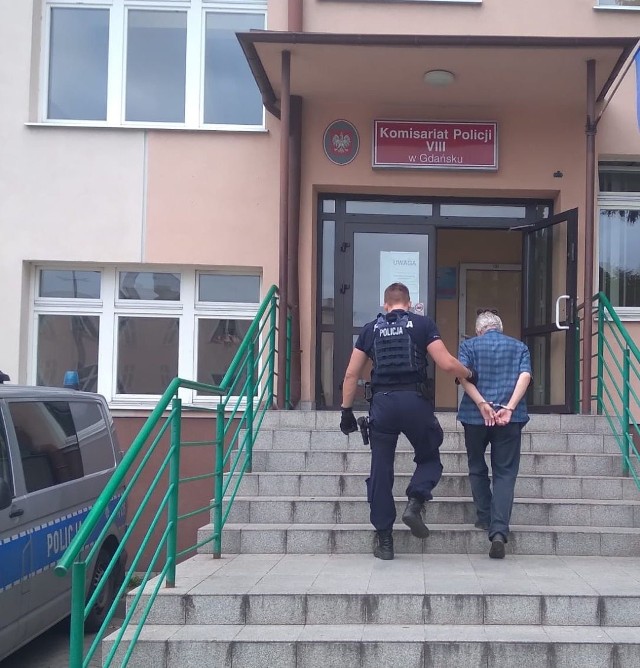 Oszust w Gdańsku podał się za policjanta i wyłudził pieniądze za mandat. Teraz grozi mu 8 lat więzienia