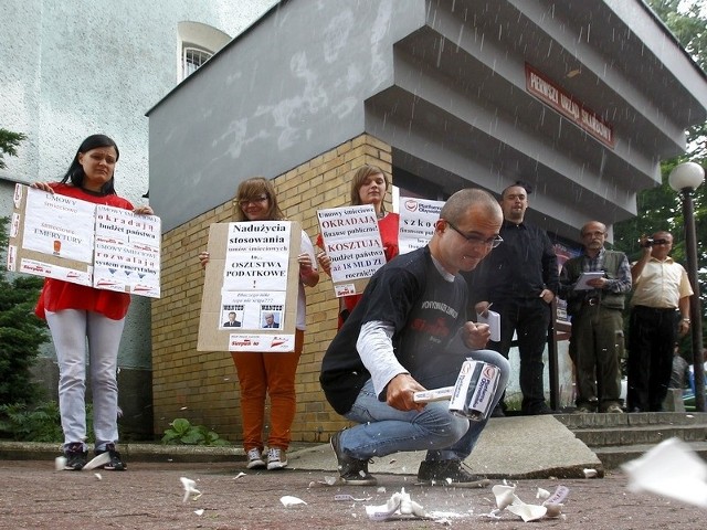 Wolne Związki zawodowe Sierpień '80 protestowały przeciwko umowom śmieciowym przed Urzędem Skarbowym nr 1 w Szczecinie.