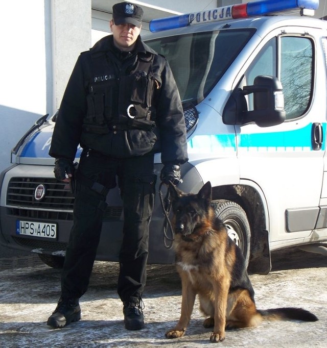 Pies wabi się Max, na zdjęciu z przewodnikiem starszym sierżantem Dariuszem Wziątką.