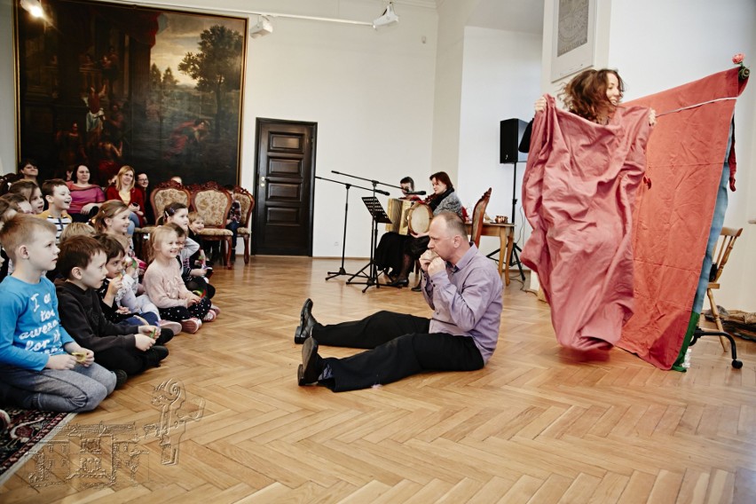 Szydłowiec. "Muzykanci Tralalanci" zagrali dla dzieci w Muzeum Ludowych Instrumentów Muzycznych