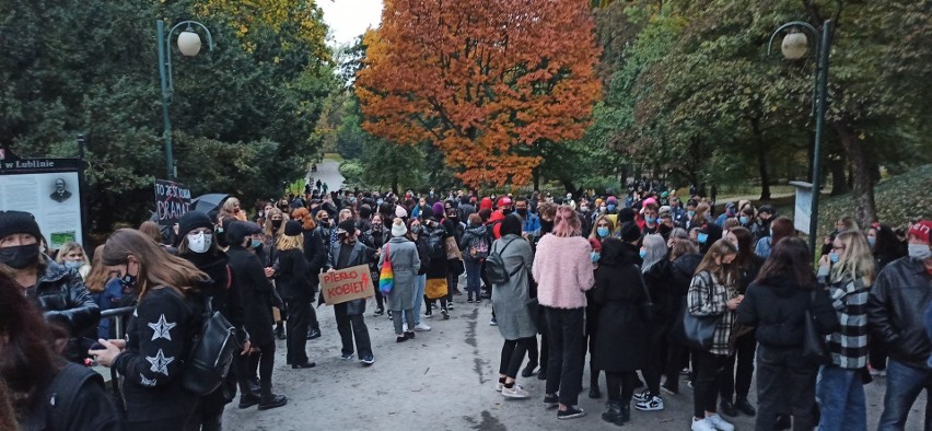Marsz żałobny dla praw kobiet w Lublinie. Relacja na żywo 