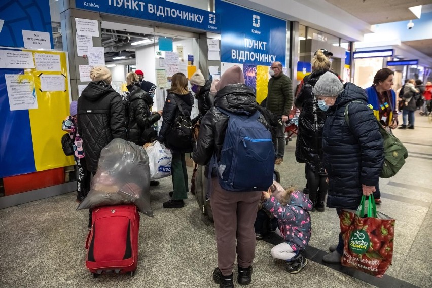 Kryzys humanitarny na krakowskim dworcu. Wiceprezydent Krakowa: Wylanie gorących potraw mogłoby się zakończyć paniką