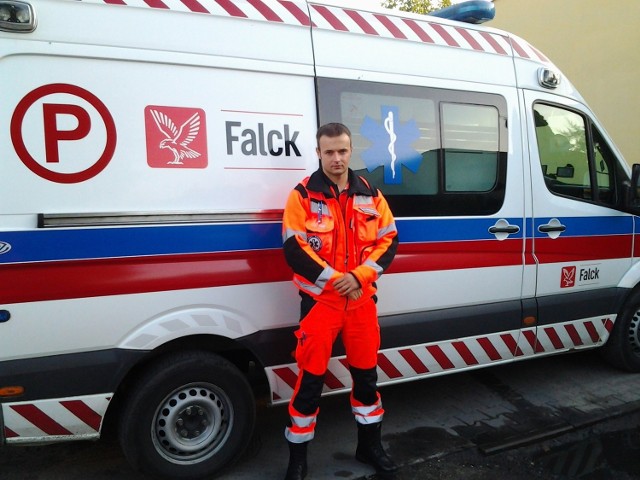 Paweł Dymarek od 10 lat jest ratownikiem medycznym. Od 2 lat pracuje również jako dyspozytor pogotowia