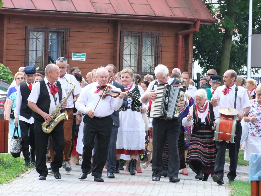 Muzycy po mszy szli razem z kościoła do amfiteatru nad...