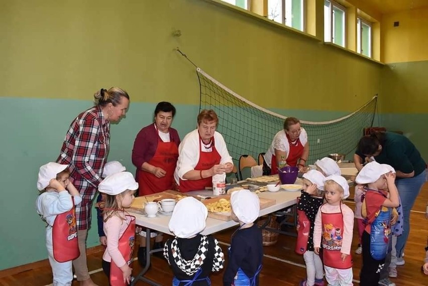 Członkinie Koła Gospodyń Wiejskich Sokolanki na świątecznych warsztatach uczyły dzieci lepienia pierogów i ozdabiania pierniczków. Zdjęcia