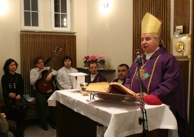 Biskup Gerard Bernacki poświęcił kaplicę o godzinie 18