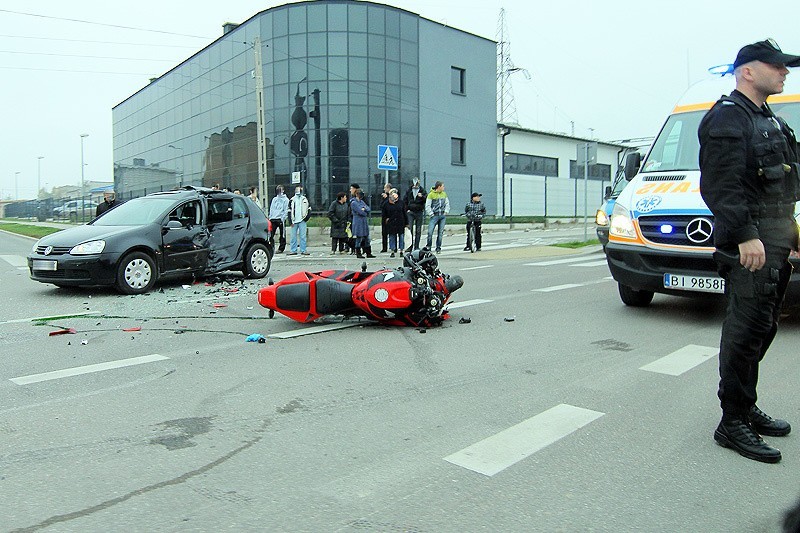 Wypadek motocyklisty na skrzyżowaniu Dojnowska - Plażowa.