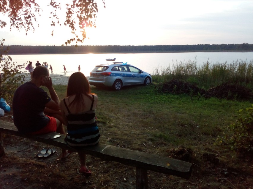 Akcja reanimacyjna nad Jeziorem Piaseczno. W wodzie był trzydziestoparoletni mężczyzna         