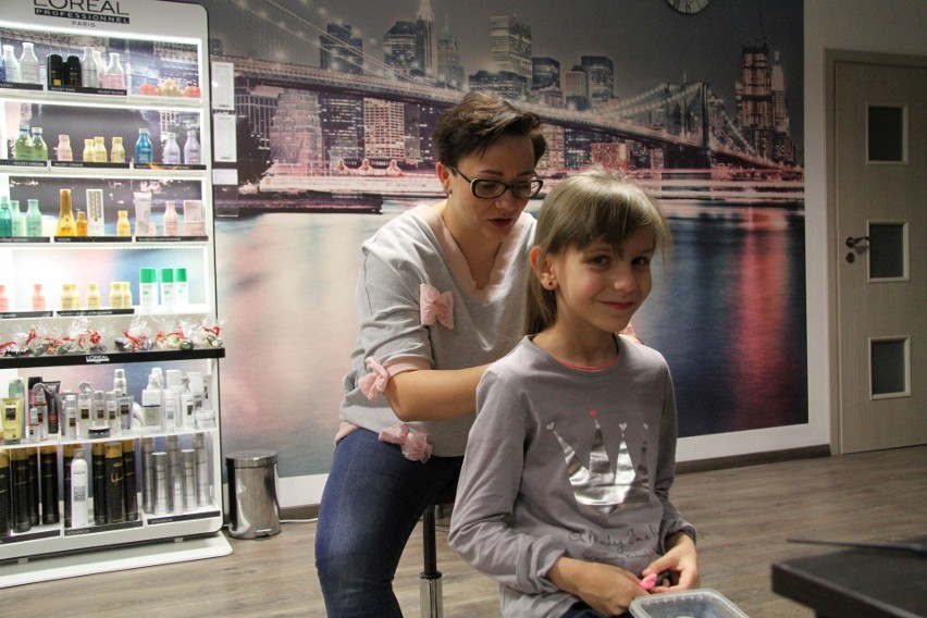 Coraz więcej osób w Tarnobrzegu zgadza się pozbyć włosów, żeby ktoś inny mógł się z nich cieszyć (zdjęcia)