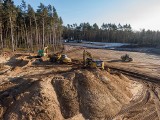 Przekop Mierzei Wiślanej. Trwa porządkowanie terenu pod budowę przekopu. Tymczasem w Brukseli szykują pozew w sprawie inwestycji