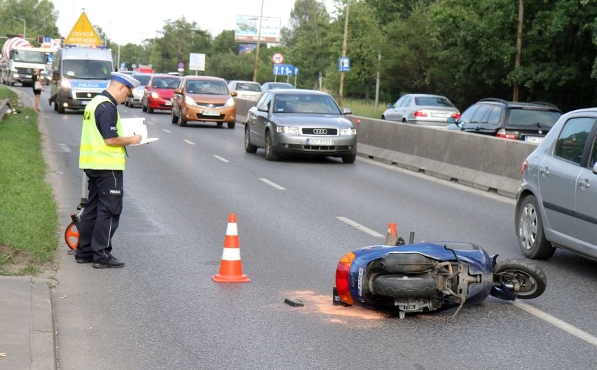 Wrocław: Wypadek motocyklisty na Karkonoskiej. Spore korki w kierunku Bielan Wrocławskich (ZDJĘCIA)
