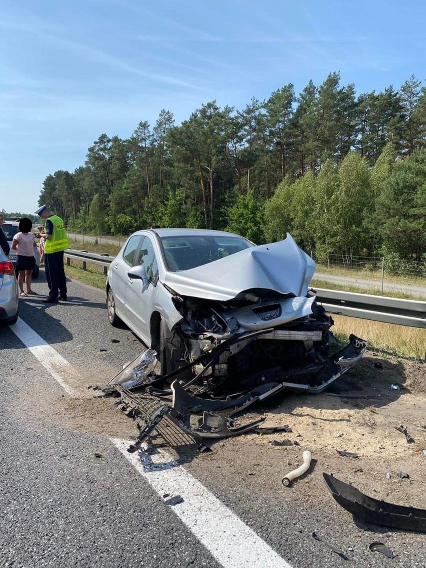 Wypadek na S8 w Ślubowie w kierunku Warszawy. Samochód uderzył w bariery. 19.08.2022