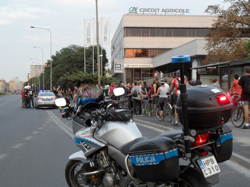 Wrocław: Rowerowa Masa Krytyczna zatrzymana przez policję (ZDJĘCIA, LIST)