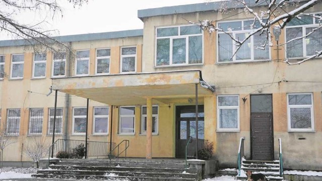 Szkoła Podstawowa w Łętkowicach w zimowej scenerii. Ona też miałaby zostać docieplona