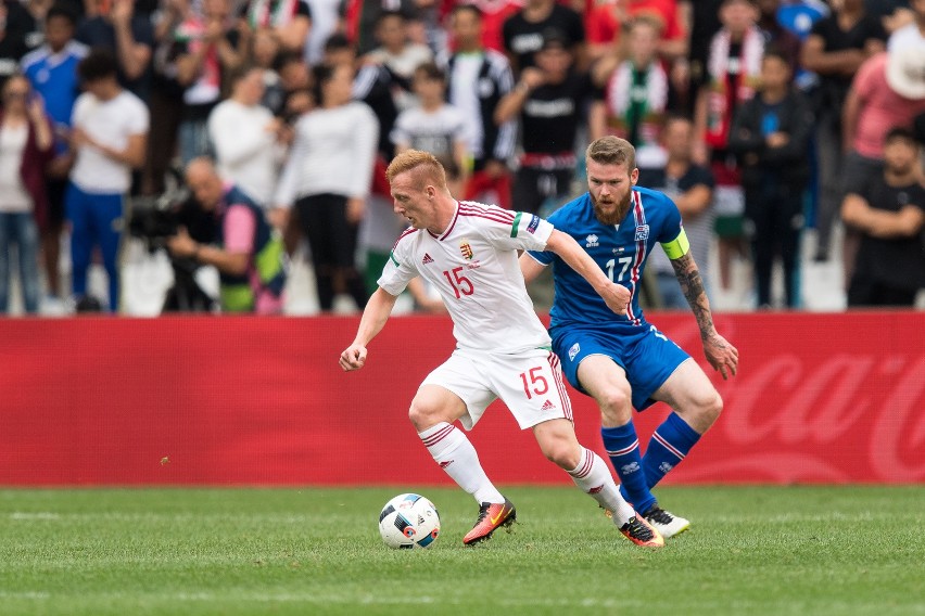 Aron Gunnarsson w meczu Islandia - Węgry podczas Euro 2016