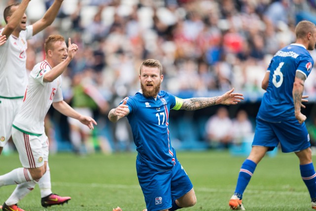 Aron Gunnarsson w meczu Islandia - Węgry podczas Euro 2016