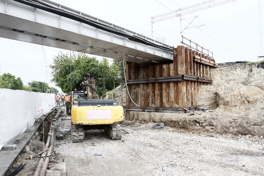 Objazdy na drodze Łódź - Zgierz. PKP PLK buduje nowe wiadukty i modernizuje linię kolejową Łódź Kaliska - Kutno