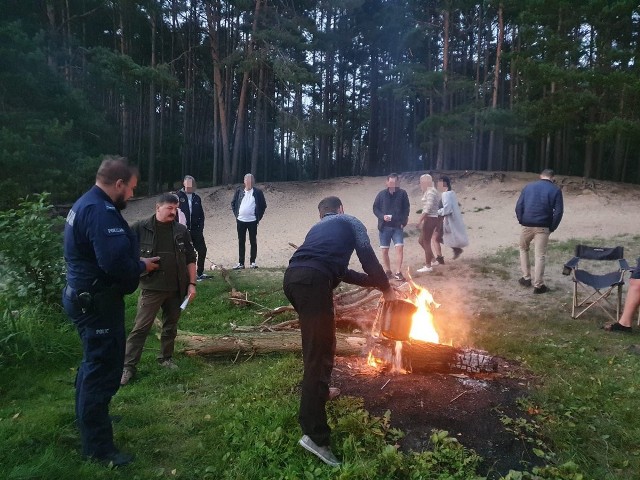 „Wodniacy” z bydgoskiej komendy patrolują nie tylko akweny lecz także tereny do nich przyległe- najczęściej lasy. Wjeżdżanie pojazdem silnikowym do lasu, czy używanie ognia w bliskiej odległości ściany lasu to główne kwestie, na które szczególną uwagę zwracają policjanci. Ale nie tylko. Zwracają również uwagę na grzybiarzy, których instruują co do zasad bezpieczeństwa podczas zbierania owoców lasu.  Więcej informacji i zdjęć >>>Smaki Kujaw i Pomorza SEZON 2 ODC 30