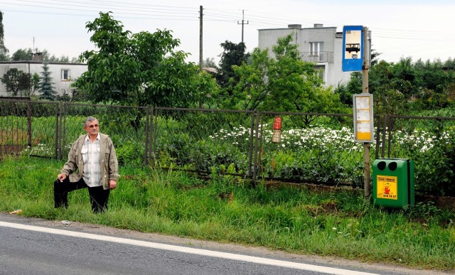 Tysiące mieszkańców Wrocławia przemieszcza się codziennie po mieście, wybierając różne środki transportu. Nie zawsze łatwo jest dotrzeć do pracy, szkoły, urzędu czy do innych miejsc, gdzie można zaspokoić najważniejsze potrzeby bytowe. Zobaczcie rejony miasta gdzie MPK "zagląda" najrzadziej. Dojechać tam bez własnego transportu, jest naprawdę ciężko. Często, jedynym rozwiązaniem jest skorzystanie z taksówki, lub własnego samochodu. Do kolejnych zdjęć przejść można za pomocą strzałek lub gestów.