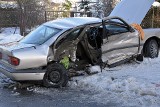 Zderzenie trzech samochodów na drodze wojewódzkiej w Siedliskach. Na miejscu wszystkie służby ratunkowe