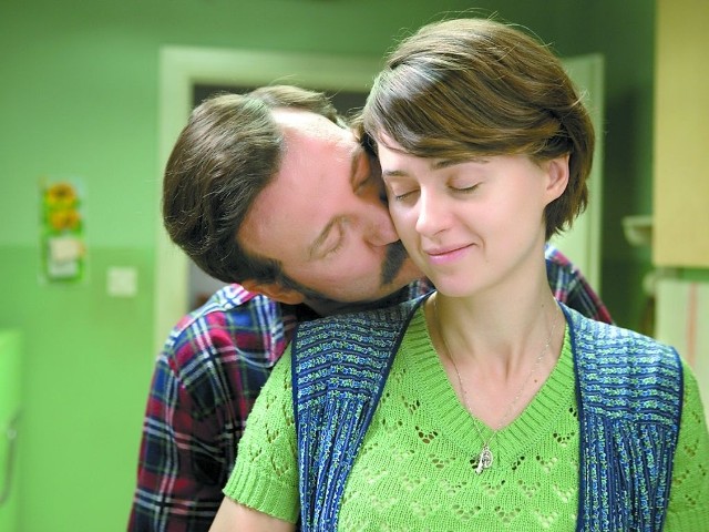 Lech (Robert Więckiewicz) i Danuta (Agnieszka Grochowska) - za granicą dowiedzą się też z filmu, jak kochaliśmy się w PRL-u.