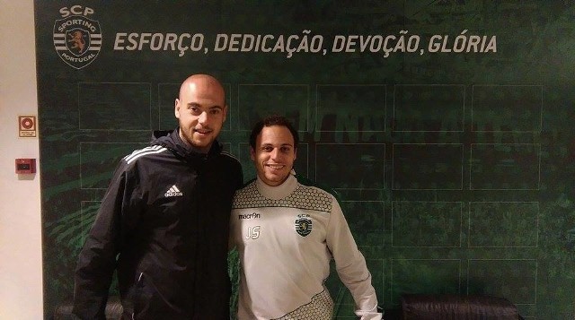 Trener Football Academy Jędrzejów Tomasz Rybiński (z lewej) wraz ze szkoleniowcem bramkarzy drużyny do lat 17 Sportingu Lizbona Joao Satosa.
