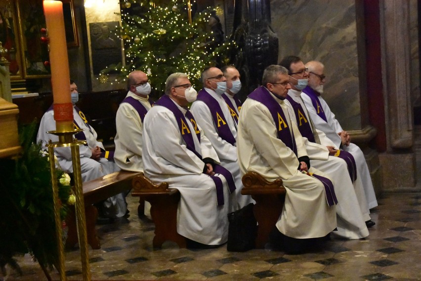 Uroczystości pogrzebowe księdza Edwarda Chata. Czterej biskupi, wielu kapłanów na mszy w Bazylice Katedralnej w Kielcach [ZDJĘCIA, WIDEO]