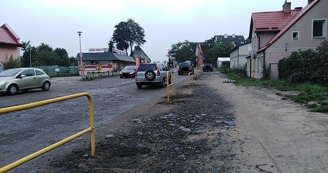 Po dużych zmianach w Ustce, ze względu na przebudowę ulicy Darłowskiej co jakiś czas tworzą się korki. Ulewne deszcze powodują, że w tym miejscu pojawiają się błyskawiczne podtopienia i zalania.
