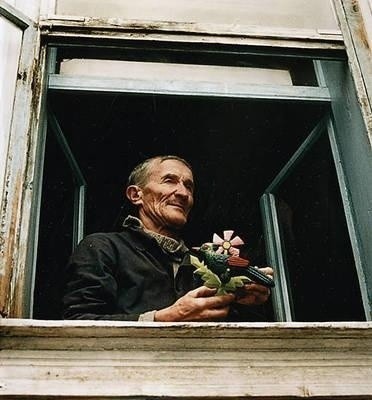 Żyję, bo jestem potrzebny ptakom - mawiał Piotr Kwit. Tu w oknie swojego domku w Zalesiu. Fot. Piotr Droździk