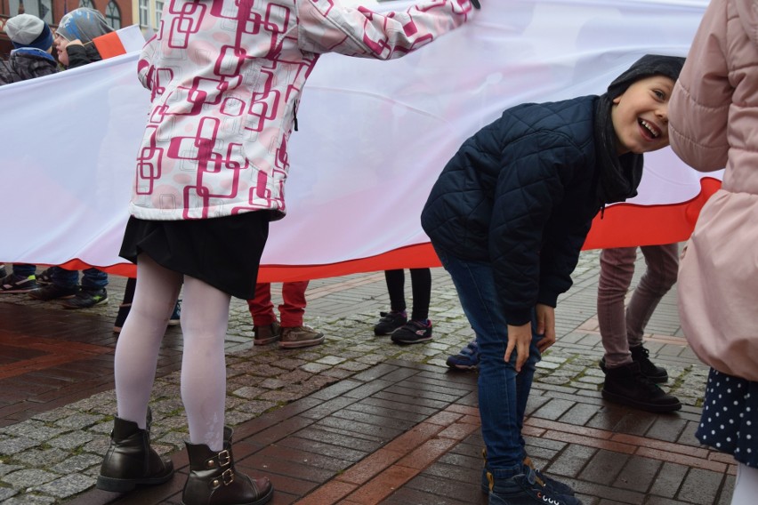 Dzieci z SP nr 1 w Chojnicach kochają Polskę. Zobaczcie zdjęcia [galeria]