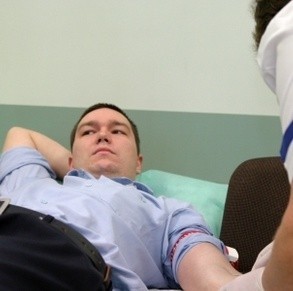 Konrad Gromek oddaje krew