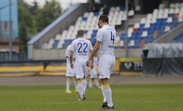 Stal Rzeszów przegrała u siebie z KSZO Ostrowiec Świętokrzyski 0:2.Czytaj więcej: Stal Rzeszów przegrała z KSZO Ostrowiec Św. Umiejętności może i były po stronie rzeszowian, ale serce na boisku zostawili goście [RELACJA]Stal Rzeszów - KSZO Ostrowiec Św. 0:2 (0:0)Bramki: 0:1 Kudriawcew 55, 0:2 Mężyk 68. Stal: Wieczerzak 5 – Skała 5 (46 Gil 4), Zięba ż 5, Basista ż 5, Maślany 6 – Pikul 4, Duda 4 (82 Gliniak), Szeliga 7, Skiba ż 4 (73 Koczon), Ceglarz 5 – Reiman 4 (89 Majka). Trener Andrzej Wójcik. KSZO: Olszewski – D. Cheba, Kudriawcew, Mężyk, Janik – Kamiński (78 Mąka), Sarwicki (18 Łokieć), Smuczyński (76 P. Cheba) – Puton, Grunt ż (90 Ziółkowski). Trener Przemysław Cecherz. Sędziował Iwanowicz (Kraśnik). Widzów 300.