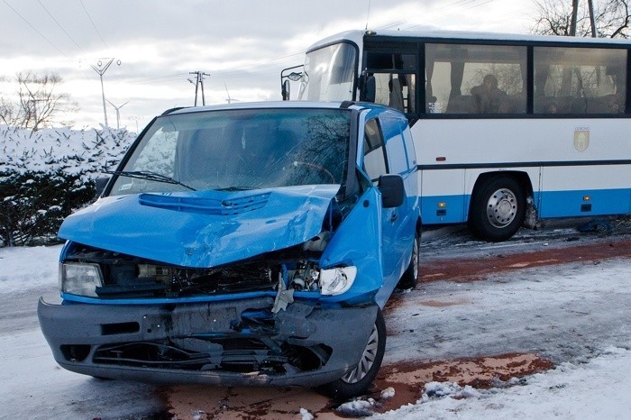 Wypadek koło Gościna: Mercedes zderzył się ze szkolnym...