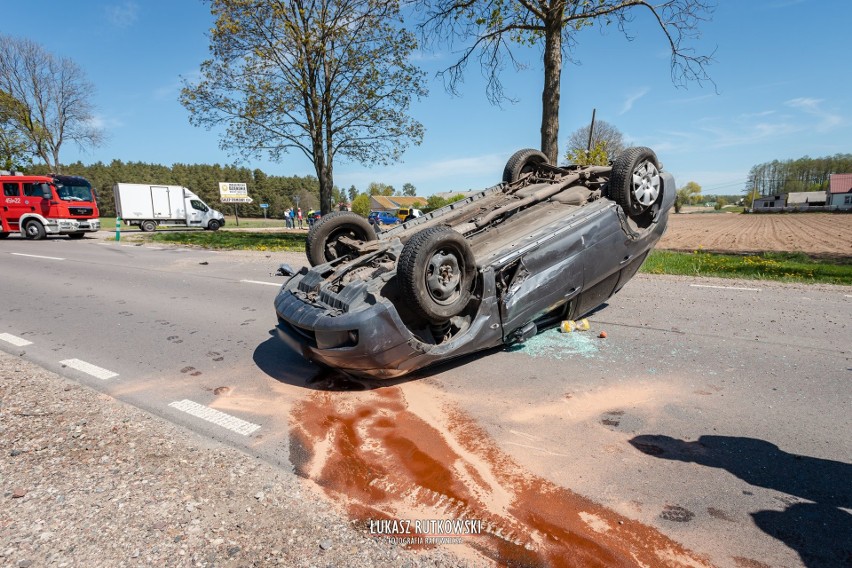 Dziękonie. Groźny wypadek. Mitsubishi dachowało na DK 65 (zdjęcia)