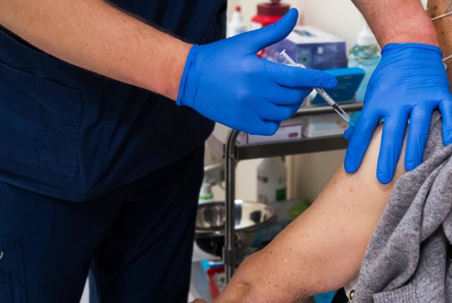 Wkrótce Polacy będą szczepieni kolejną szczepionką. Jaka jest jej skuteczność?