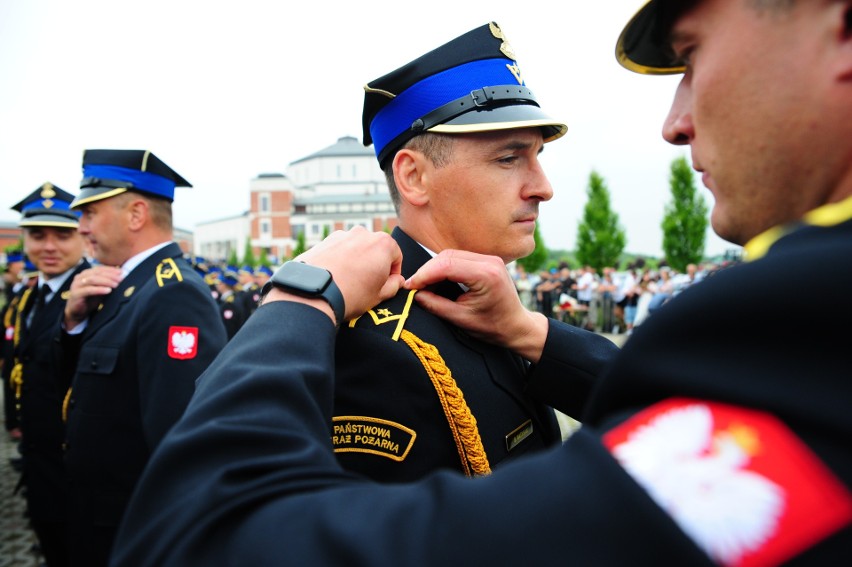 Kraków. Straże pożarne - szkołą patriotyzmu. Uroczysta promocja absolwentów Szkoły Aspirantów