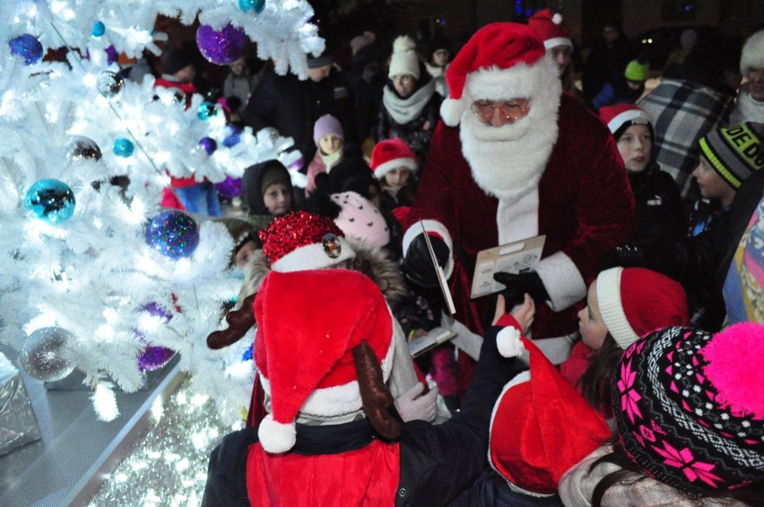 Święty Mikołaj odwiedził Ćmielów. Na Rynku rozbłysła choinka. Zobacz zdjęcia